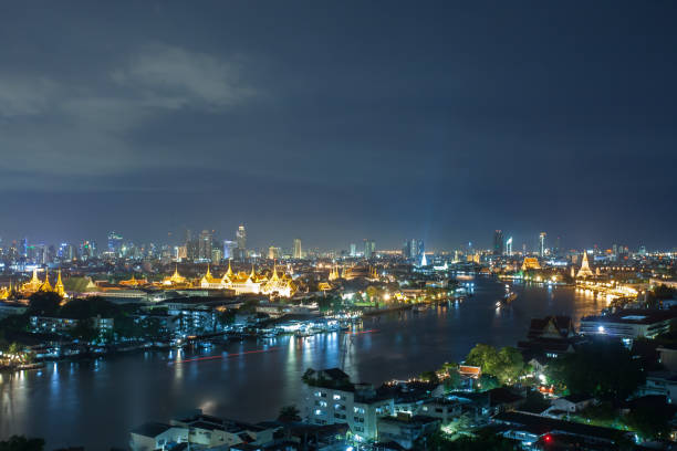 sol nasce o chao phraya river para trás a vista do palácio real no canto. - corner temple stupa tower - fotografias e filmes do acervo