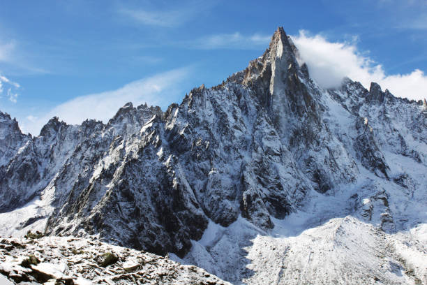 вершина заснеженной горы между облаками. - eiger стоковые фото и изображения