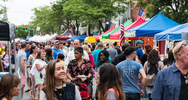 personas caminando en una calle justa en queens - fiesta callejera fotografías e imágenes de stock