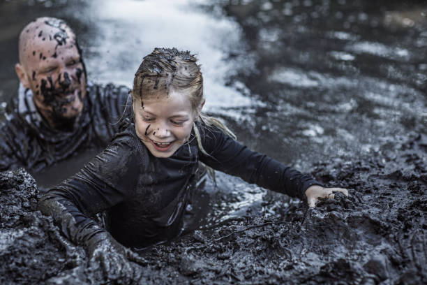 father and daughter at mud run course - mud run imagens e fotografias de stock