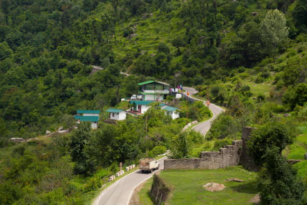 malownicza droga do auli z domami i górskim tłem. dystrykt chamoli uttarakhand, indie - mountain himalayas aerial view landscape zdjęcia i obrazy z banku zdjęć