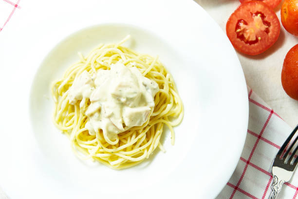 spaghetti mit cabonara-sauce - pasta cabonara stock-fotos und bilder