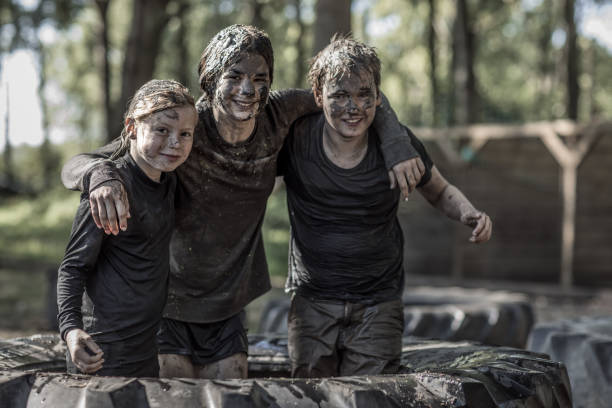 exécutent des enfants dans un vase - mud run photos et images de collection