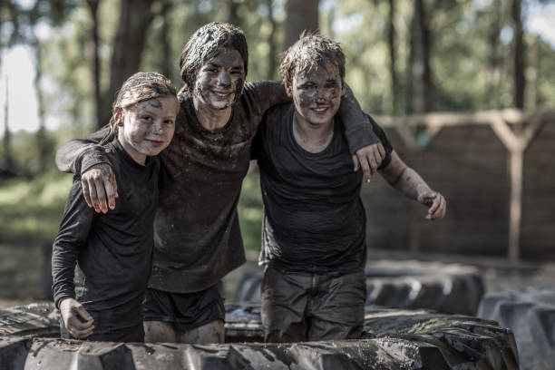 crianças em uma lama correr - mud run - fotografias e filmes do acervo