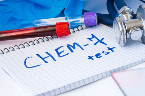 化学 7 または生化学的なテストや血液ラボ分析概念の写真。実験室のテーブルの上に手袋、血液研究室管、碑文化学 7 テスト注記 - analisys ストックフォトと画像