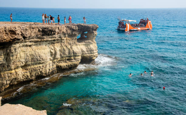 ludzie pływający w słynnym cape greco w okolicy protaras na cyprze - greco roman zdjęcia i obrazy z banku zdjęć
