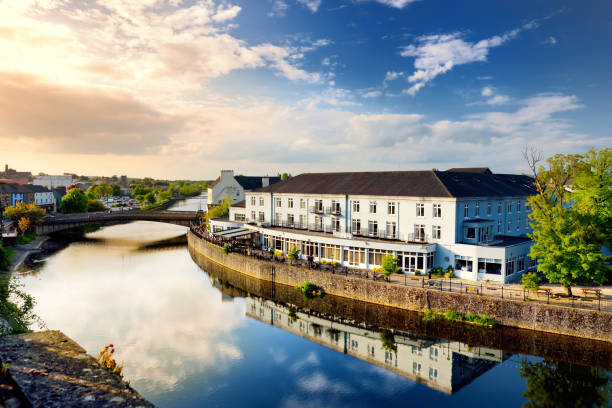 zapierający dech w piersiach widok na brzeg rzeki nore w kilkenny, jednym z najpiękniejszych miast w irlandii. - kilkenny city zdjęcia i obrazy z banku zdjęć