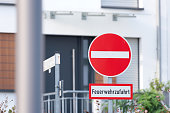 ein-verkehrsschild-mit-dem-hinweis-auf-feuerwehrzufahrt.jpg?b=1&s=170x170&k=20&c=rMHmXWY3aSEtQ-aeQE1U2o8f7UNizePrFh6dfO82m_s=