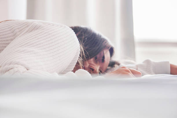 Z bliska młoda piękna kobieta śpi w łóżku płytkie DOF – zdjęcie