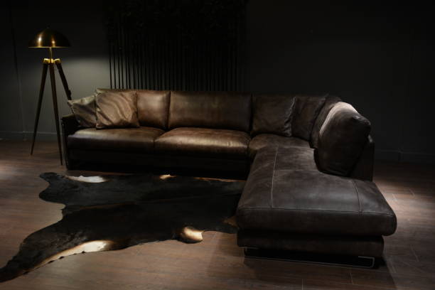 brown leather sofa - chester england fotos imagens e fotografias de stock