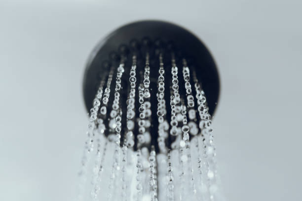 cabeza de ducha con agua de la gota que fluye. - bathroom contemporary sink faucet fotografías e imágenes de stock