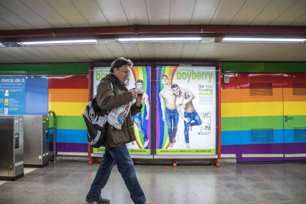 estación de metro con la bandera del arco iris - homosexual gay pride business rainbow fotografías e imágenes de stock