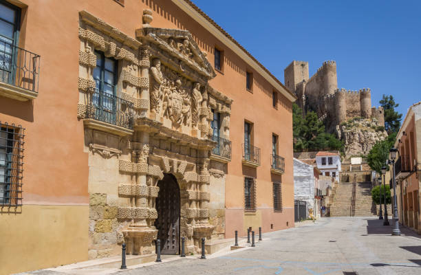 ayuntamiento y el castillo de almansa, españa - provincia de albacete fotografías e imágenes de stock