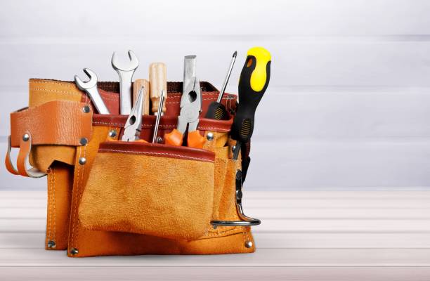 hintergrund. - holding screwdriver stock-fotos und bilder