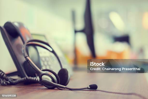 Attenzione Ravvicinata Al Sistema Voip Per Cuffie Per Call Center Con Tecnologia Della Macchina Telefonica Di Risposta Al Banco Dellufficio Operativo Per Il Telemarketing Della Hotline E Il Concetto Di Operatore Di Rete - Fotografie stock e altre immagini di Telefono