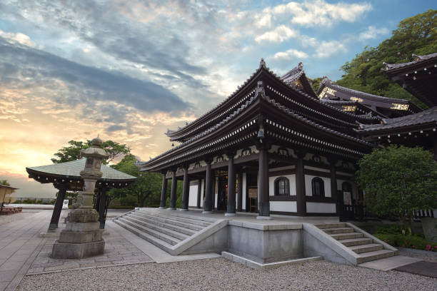 edificio de madera en la entrada del templo hase-dera - hase temple fotografías e imágenes de stock