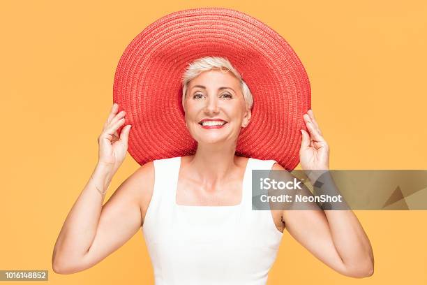 Edad Media Mujer Sonriente Con Sombrero De Verano Foto de stock y más banco de imágenes de Mujeres - Mujeres, Una sola mujer, Belleza