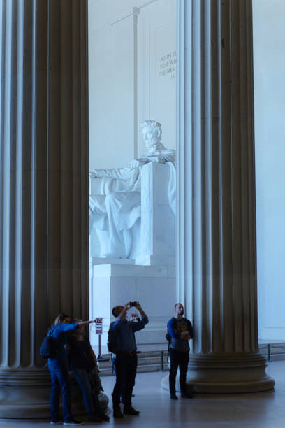 das lincoln memorial mit touristen und besucher in washington dc, usa - lincoln memorial washington dc people abraham lincoln stock-fotos und bilder