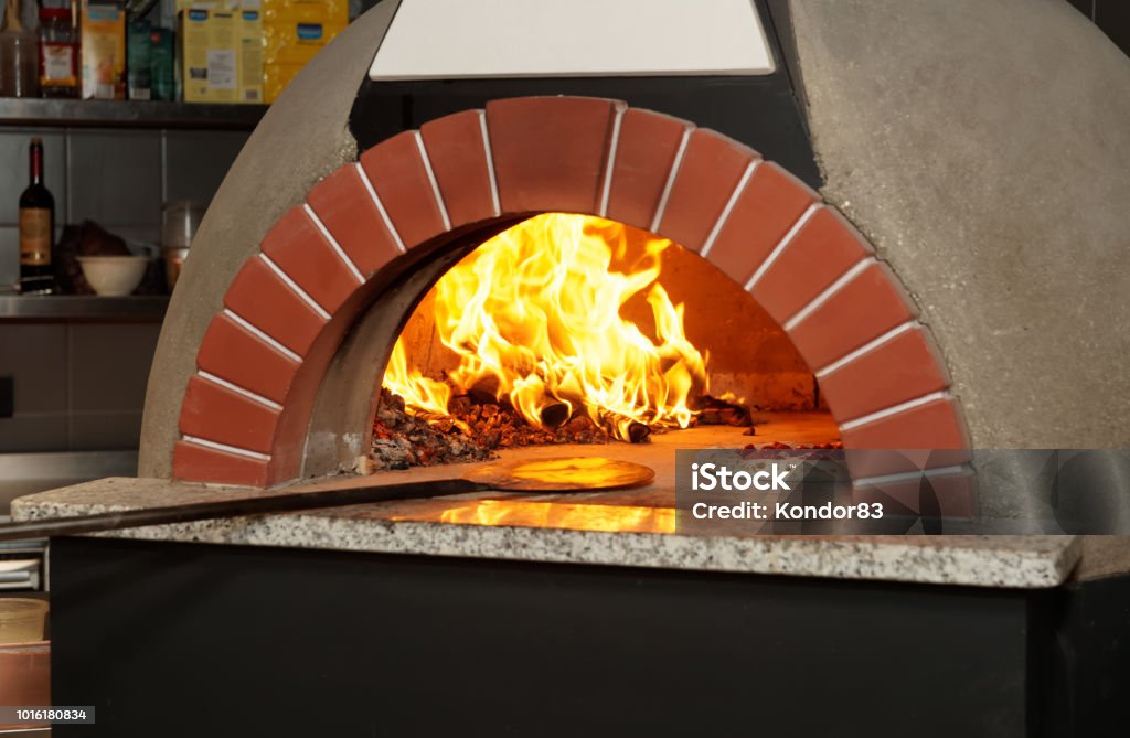 idioom escaleren provincie Italian Woodfired Pizza Oven Stock Photo - Download Image Now -  Architectural Dome, Brazier, Brick - iStock