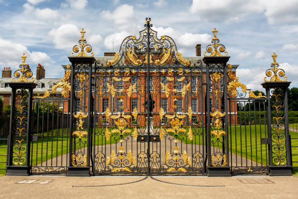 les portes dorées du palais de kensington à hyde park à londres - kensington gardens photos et images de collection