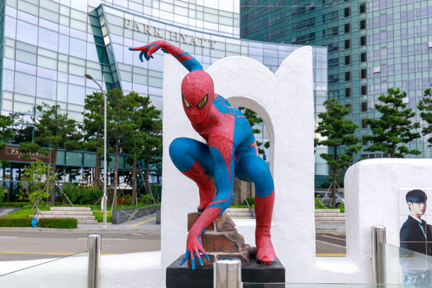 spider-man standbeeld in busan haeundae cinema straat - spider man stockfoto's en -beelden