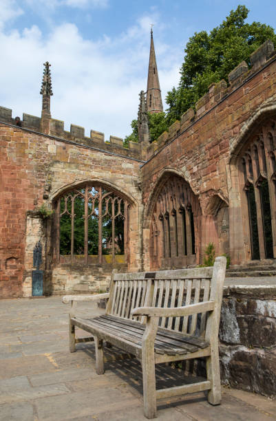 historyczne ruiny katedry w coventry, wielka brytania - st michaels church zdjęcia i obrazy z banku zdjęć