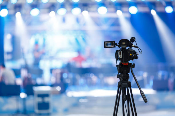 caméra de télévision dans une salle de concert - set up photos et images de collection