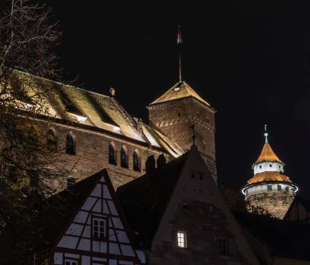 castello di norimberga di notte - castle nuremberg fort skyline foto e immagini stock