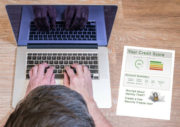 hombre escribiendo en la laptop con el informe de crédito - easy money audio fotografías e imágenes de stock