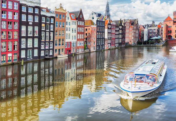 kanäle von amsterdam, niederlande - narrow boat stock-fotos und bilder
