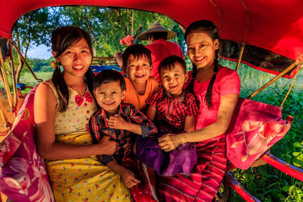 bambini birmani seduti su un carro trainato da cavalli, bagan, myanmar - face paint child animal little boys foto e immagini stock