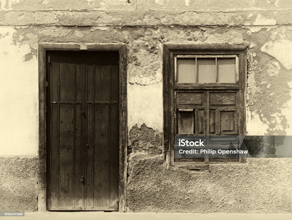 Hình Ảnh Sepia Của Một Ngôi Nhà Tây Ban Nha Cũ Với Cửa Sổ Đóng Cửa