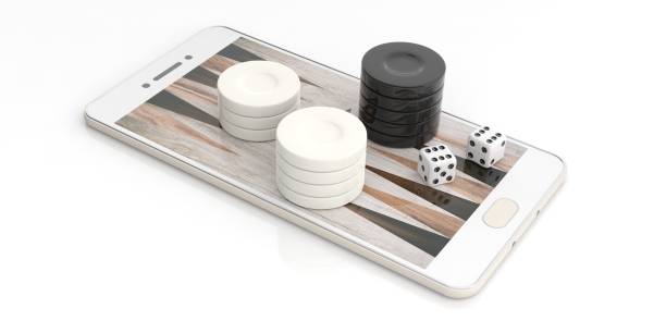 chip backgammon su uno smartphone. illustrazione 3d - backgammon board game leisure games strategy foto e immagini stock