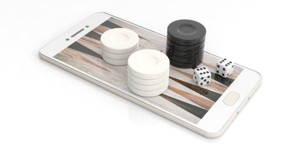 нарды чипы на смартфоне. 3d иллюстрация - backgammon board game leisure games strategy стоковые фото и изображения