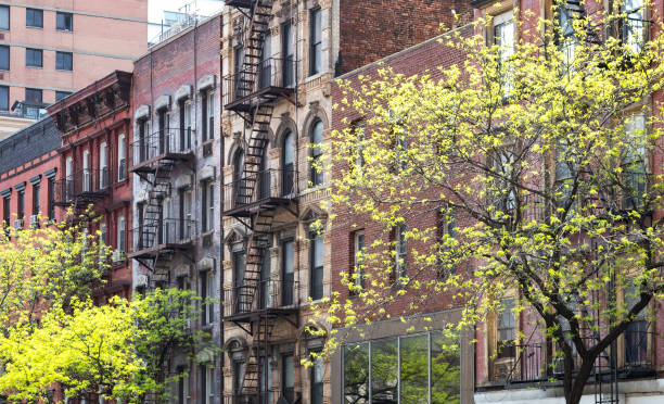 block of old historic buildings along 3rd avenue in new york city - front stoop imagens e fotografias de stock