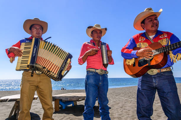 mariachis musiciens jouent sur la plage de monterrico au guatemala - men editorial musician music photos et images de collection