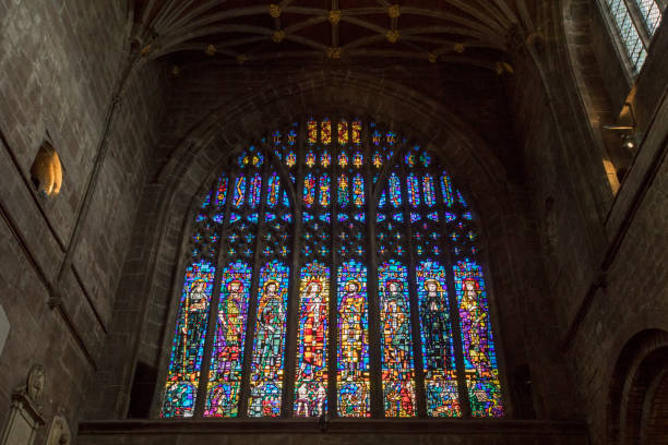 запятнанное стеклянное окно в честерском соборе, великобритания - chester england church cathedral tower стоковы�е фото и изображения