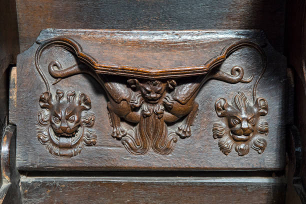 sièges en bois sculptés dans la cathédrale de chester, royaume-uni - chester england chester cathedral uk england photos et images de collection
