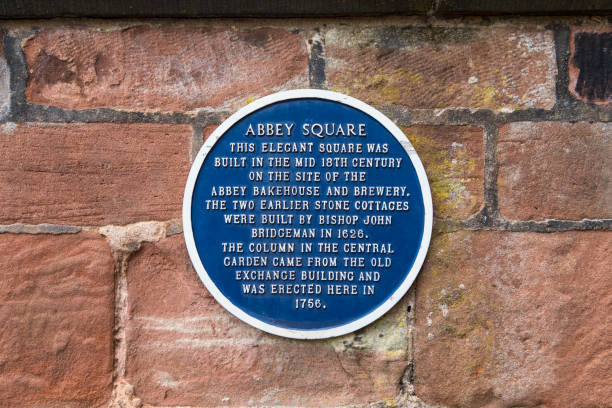 plaque à la place de l’abbaye à chester, royaume-uni - chester england chester cathedral uk england photos et images de collection