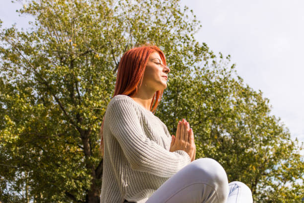 zen jak kobieta w namaste stanowią medytacji w przyrodzie. - zen like nature breathing exercise sitting zdjęcia i obrazy z banku zdjęć