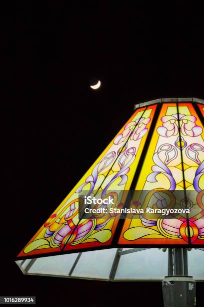 La Pantalla De Una Lámpara Gigante De La Noche Y La Luna En El Cielo En El Parque De Maritsa Foto de stock y más banco de imágenes de Abstracto