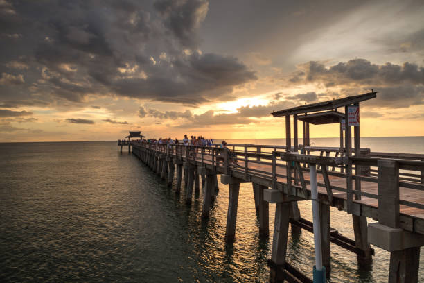 istock Pink and purple sunset over the Naples Pier 1016335122