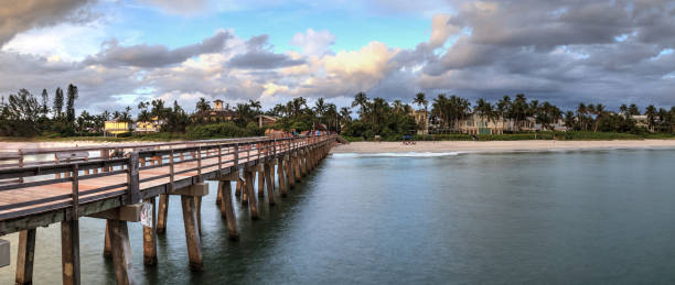istock Pink and purple sunset over the Naples Pier 1016335134