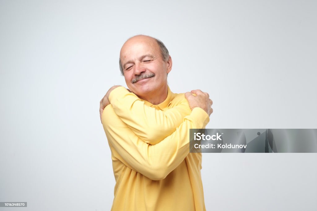 Closeup retrato seguro sonriente hombre abrace a sí mismo. Yo soy el mejor concepto. - Foto de stock de Abrazar libre de derechos