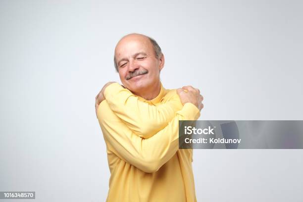 Closeup Retrato Seguro Sonriente Hombre Abrace A Sí Mismo Yo Soy El Mejor Concepto Foto de stock y más banco de imágenes de Abrazar