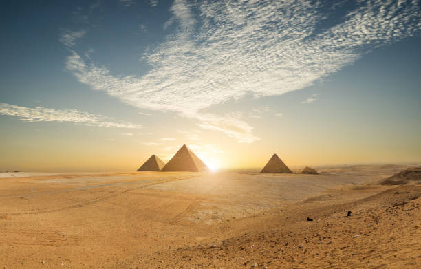 pirámide de keops y la vacía plaza, el cairo, egipto - egypt fotografías e imágenes de stock