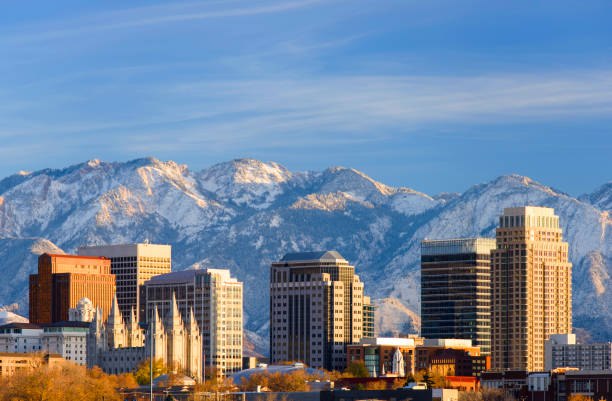 salt lake city z śnieżną górą - temple mormonism salt lake city temple square zdjęcia i obrazy z banku zdjęć