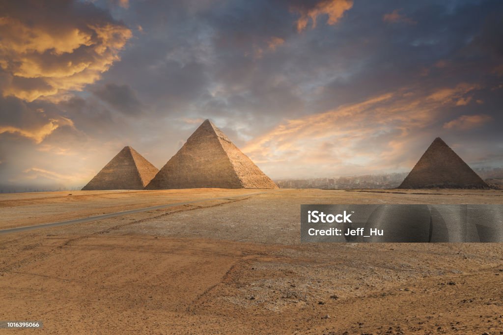 Cheops-Pyramide und leeres Quadrat, Kairo, Ägypten - Lizenzfrei Pyramide - Bauwerk Stock-Foto