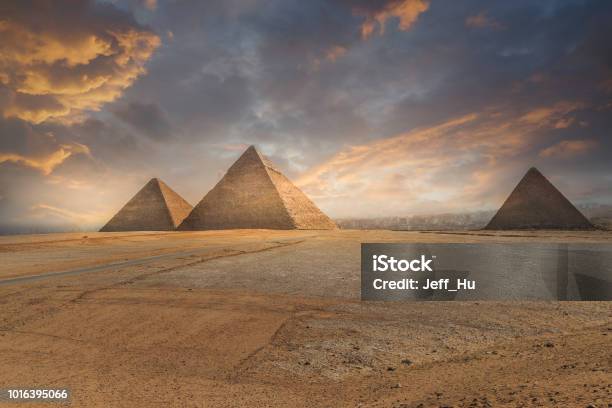 Cheopspyramide Und Leeres Quadrat Kairo Ägypten Stockfoto und mehr Bilder von Pyramide - Bauwerk - Pyramide - Bauwerk, Ägypten, Kairo