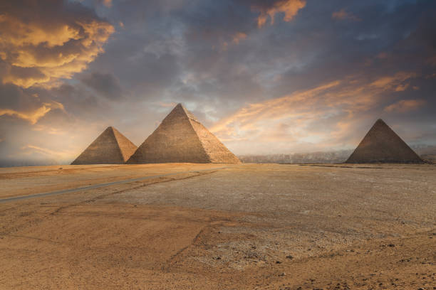 pyramide de khéops et la place vide, le caire, egypte - famous pyramid photos et images de collection